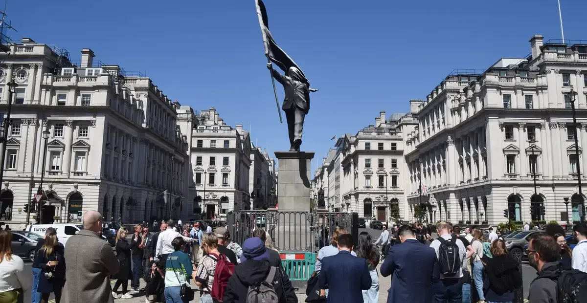 banksy statue london — DE news
