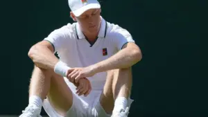 Jannik Sinner kämpft sich in Wimbledon zum Sieg: David Beckham dabei. - BILD