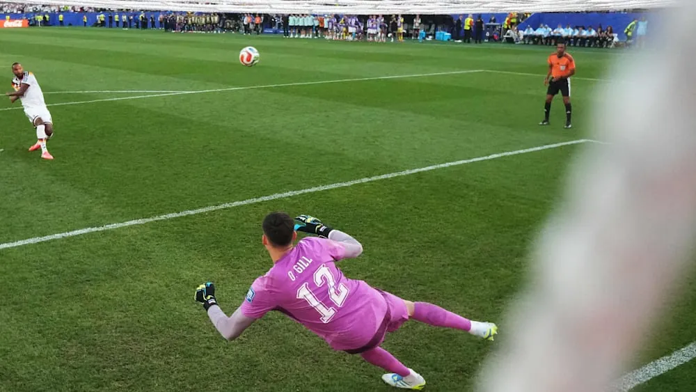 Die deutsche Nationalmannschaft verliert im Sechzehntelfinale gegen Paraguay. Im Elfmeterschießen versagen gleich drei Spielern die Nerven. Die Highlights im Video.Quelle:MAGENTA TVAutoplay