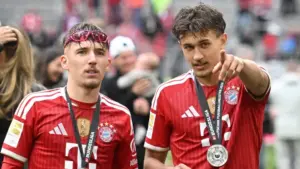 Tom Bischof machte einst den Karten-Jubel: FC Bayern-Star enthüllt Uno-Deal - BILD