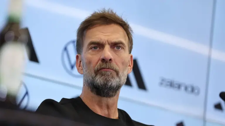 Er hat sich 57 Feldspieler notiert: 10 Kandidaten für die erste Klopp-Überraschung - BILD