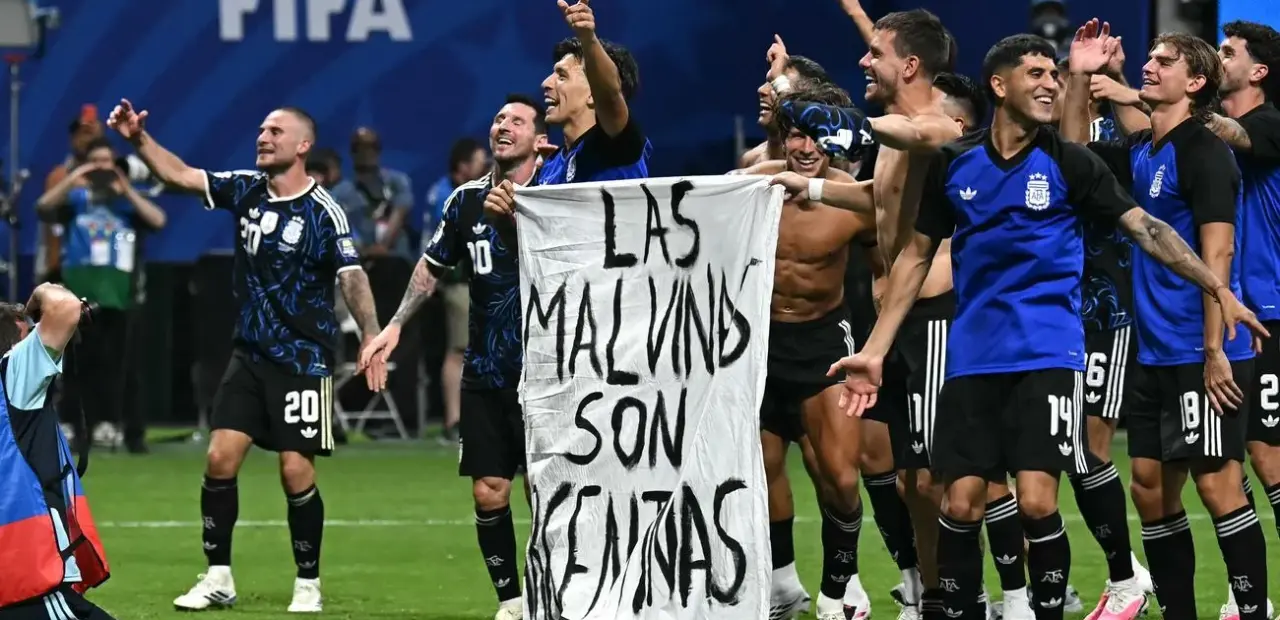 Argentinien-Stars jubeln mit Kriegsplakat – jetzt droht FIFA-Ärger - BILD