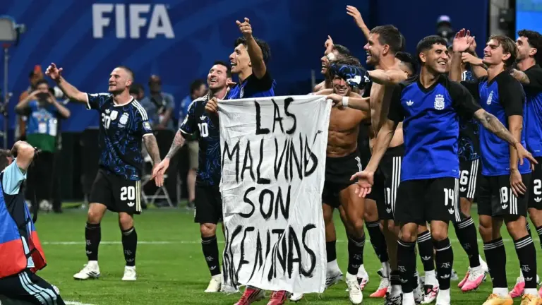 Argentinien-Stars jubeln mit Kriegsplakat – jetzt droht FIFA-Ärger - BILD