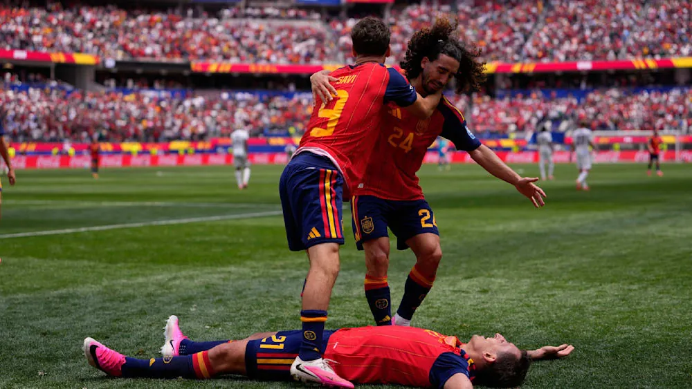 Die spanische Nationalmannschaft zieht gegen Österreich mühelos ins Achtelfinale ein. Oyarzabal schnürt einen Doppelpack, Cucurella bereitet beide Male vor. Auch am dritten Tor ist Cucurella beteiligt. Die Highlights im Video.Quelle:Magenta TV
