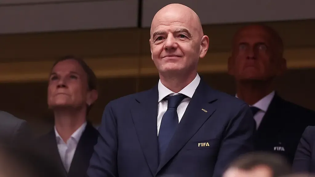 Die-FIFA-um-Gianni-Infantino-steht-nach-der-Aussetzung-einer-Rot-Sperre-in-der-Kritik