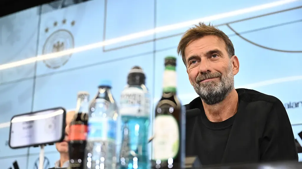 Fussball-DFB-Nationalmannschaft-Pk-zur-Vorstellung-des-neuen-Bundestrainers-Juergen-Klopp-spricht-bei-einer-Pressekonferenz
