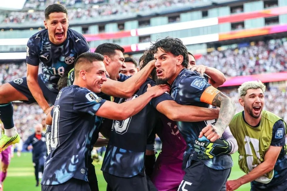 Paraguays Spieler jubeln hier nach dem...M-Sechzehntelfinale gegen Deutschland. | Foto: William Volcov (dpa)