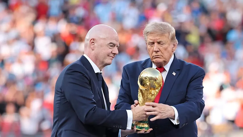 Fifa-Präsident Infantino will einen Teil der kommerziellen Rechte an den Turnieren des Weltverbandes an Investoren verkaufen und damit mehr als vier Milliarden Dollar erlösen. Die Uefa reagierte mit scharfer Kritik an den Plänen.Quelle:WELT TVAutoplay