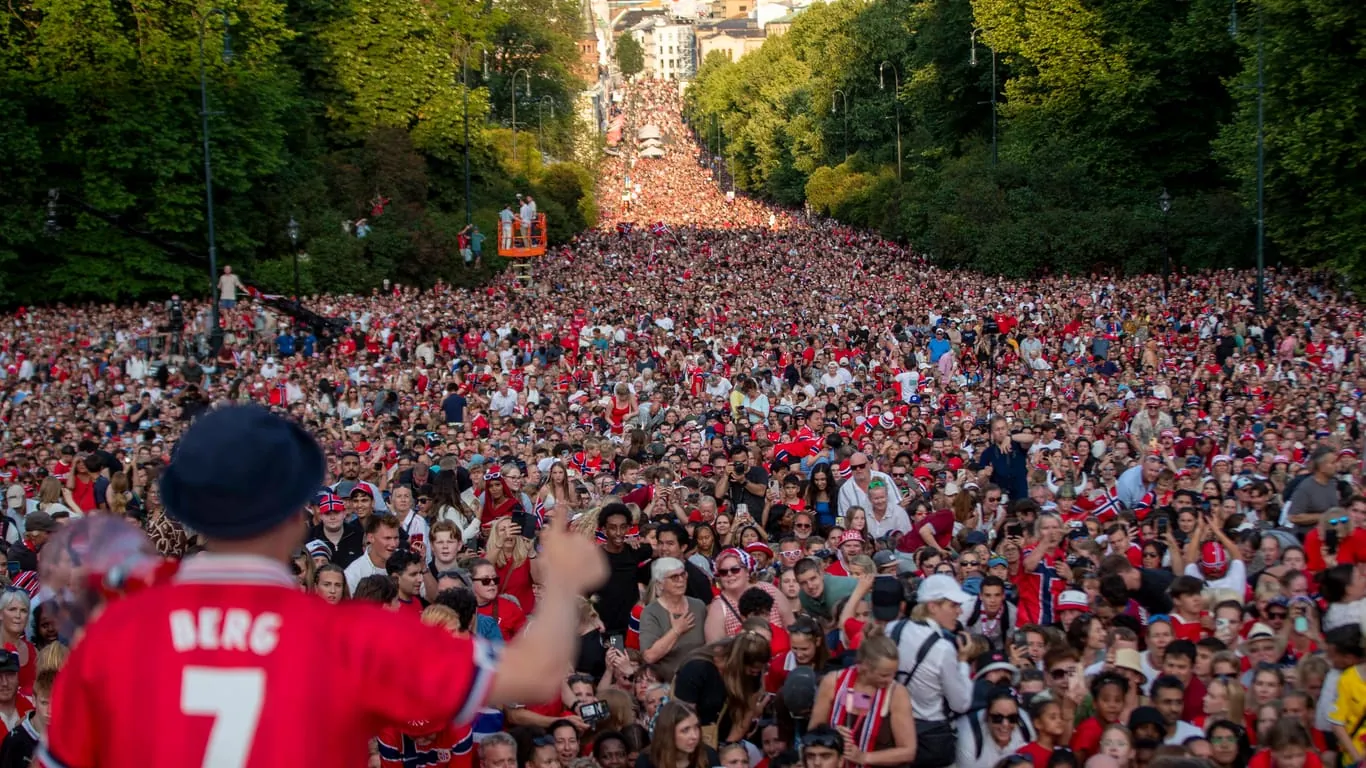 Party auf dem Schlossplatz in Oslo: Norwegens Fußballer werden von den Fans in ihrer Heimat gefeiert.