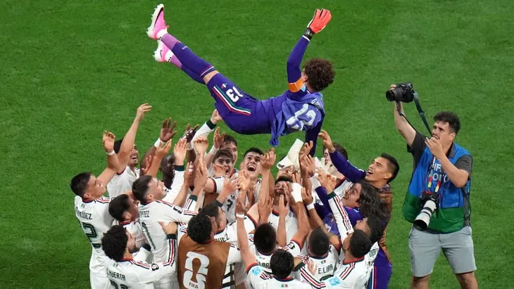 Fiesta mexicana: Torhüter Guillermo Ochoa wird nach dem Spiel von seinen Mitspielern gefeiert.