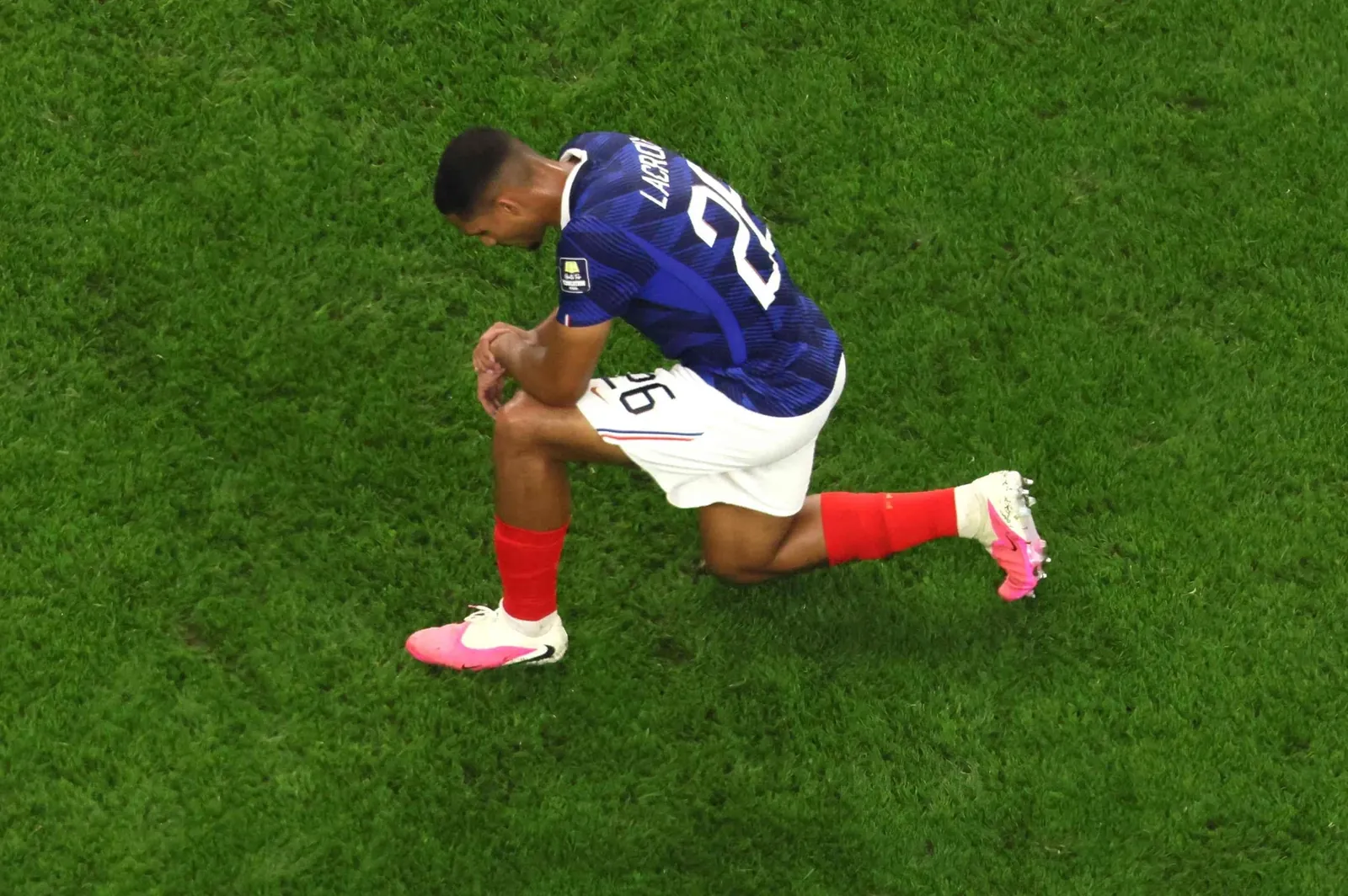 In die Knie gegangen: Maxence Lacroix wurde in seinem sechsten Länderspiel im WM-Halbfinale eingewechselt.
