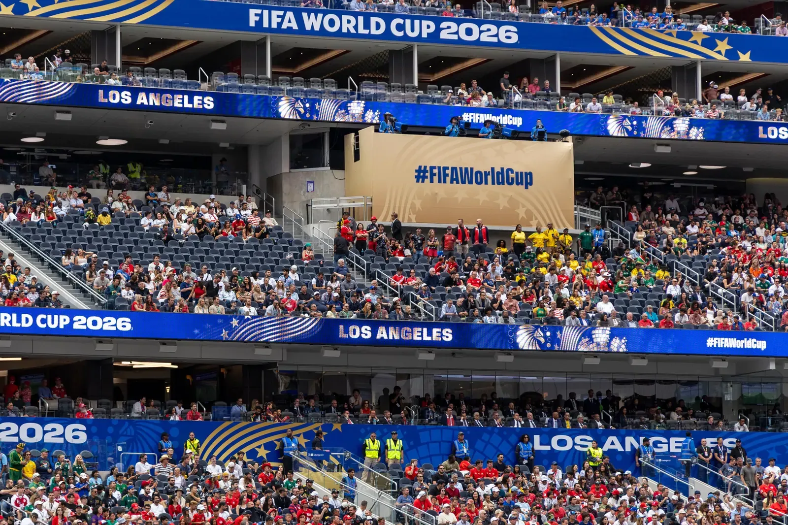 Beim Spiel Kanada gegen Südafrika im Sechzehntelfinale waren etliche Plätze während des Spiels noch frei. Sogar fürs Finale soll es wieder Karten geben, weil es doch noch nicht ausverkauft sein soll.© picture alliance/ZUMAPRESS.com/Ringo Chiu