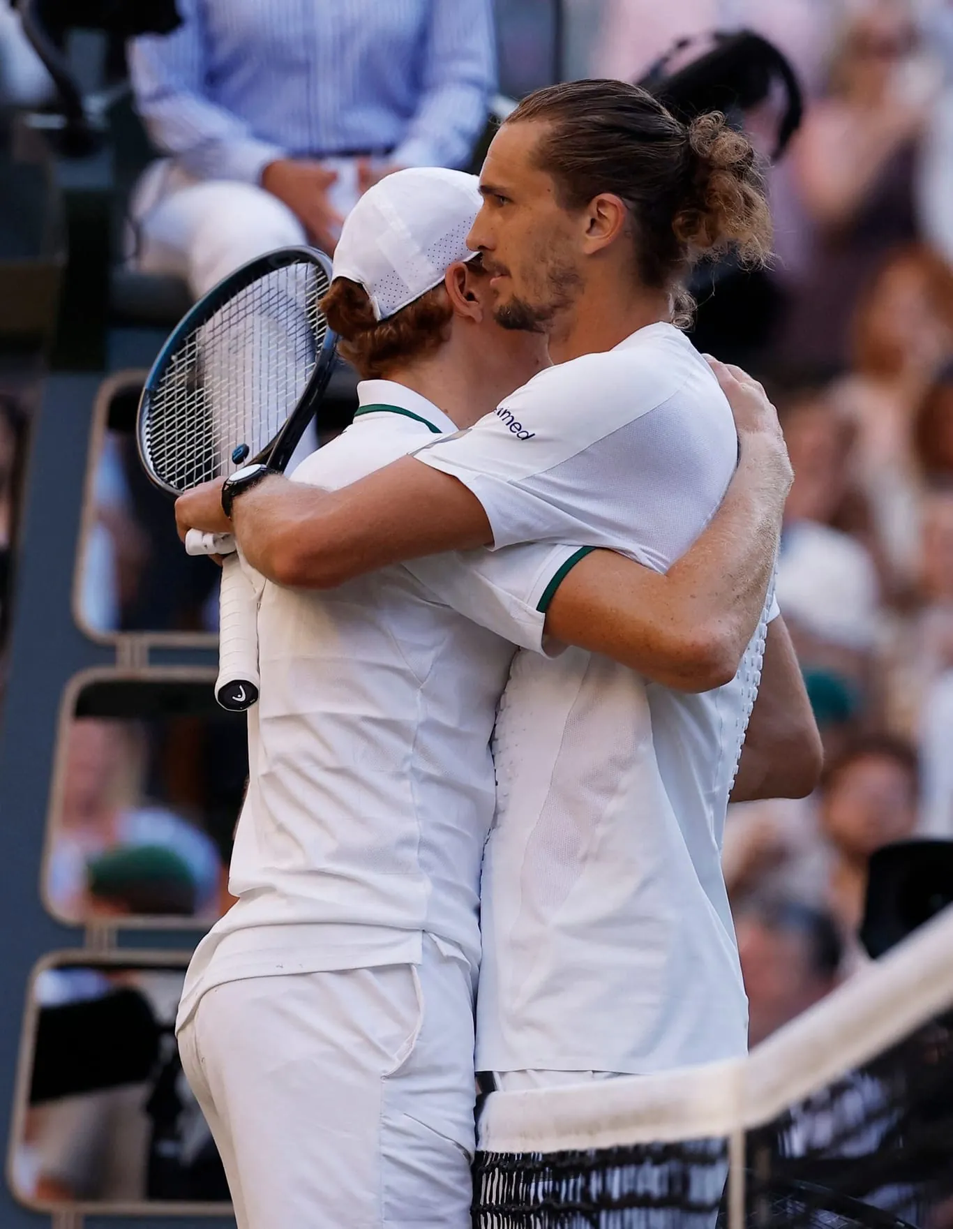 Umarmung nach dem letzten Ballwechsel: Zverev und Jannik Sinner.