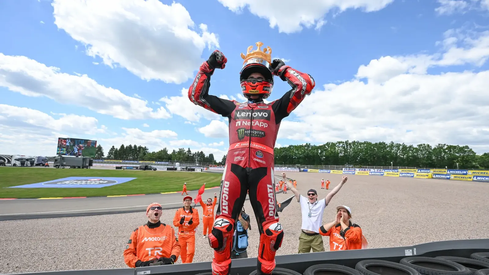 Márc Marquez jubelt über seinen Doppelsieg auf dem Sachsenring - stilecht mit Krone.