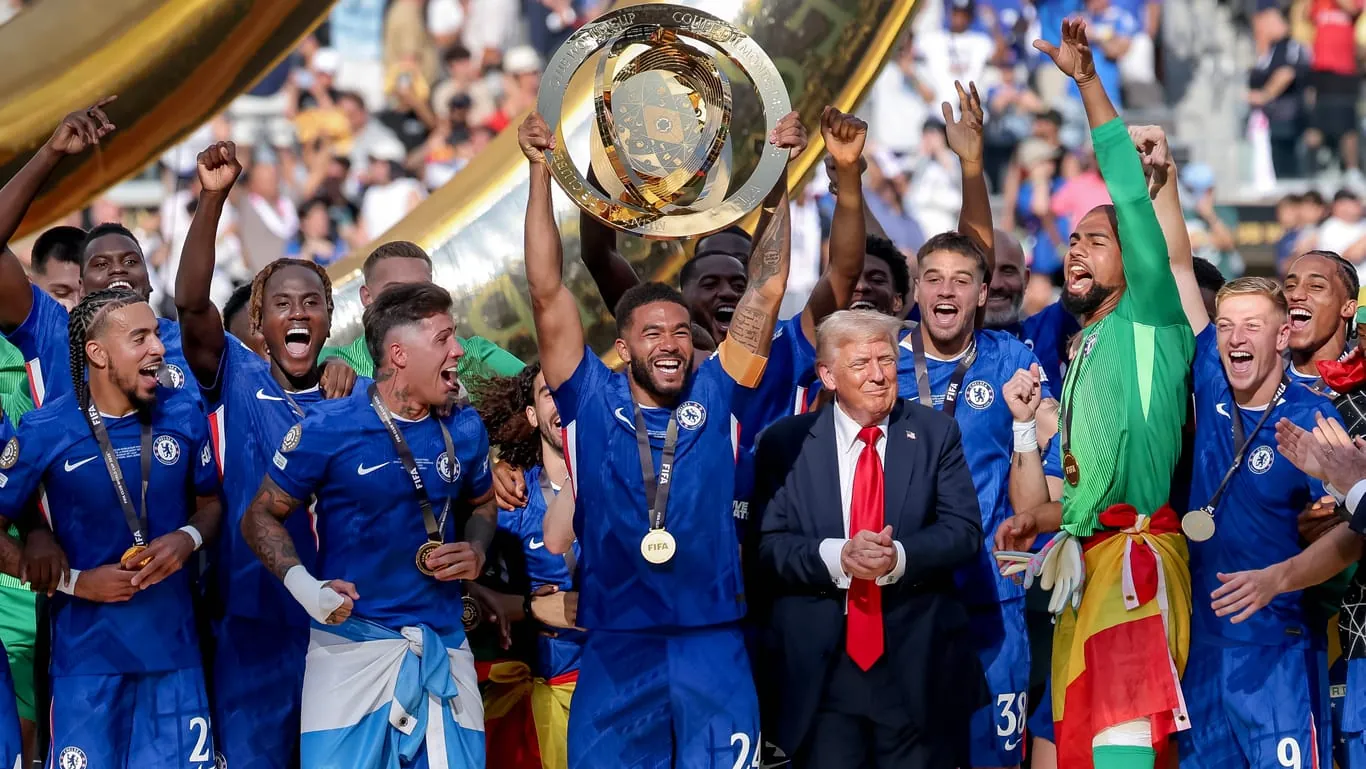 Skurriler Moment: US-Präsident Trump inmitten der jubelnden Chelsea-Spieler nach dem Finale der Klub-WM 2025.