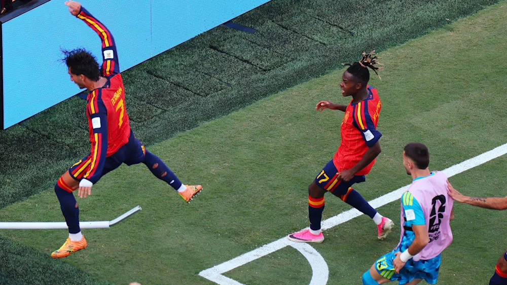 Die spanische Nationalmannschaft gewinnt die Weltmeisterschaft hochverdient. Kurz vor der Verlängerung fliegt Argentiniens Enzo Fernandez vom Platz, dann erzielt Ferran Torres den goldenen Treffer. Sehen Sie die Highlights des Finals hier im Video.Quelle:Magenta TV