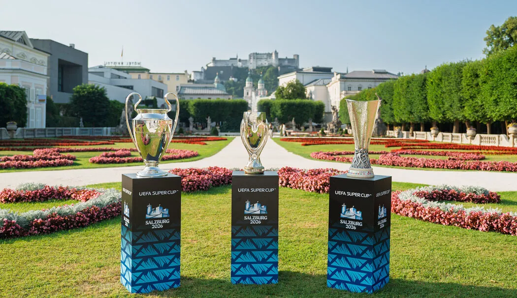 Die Trophäen von Champions League, Europa League und UEFA Super Cup im Salzburger Mirabellgarten: Salzburg freut sich auf das große Fußball-Highlight am heutigen Mittwoch. (Foto: Stadt Salzburg/Alexander Killer)