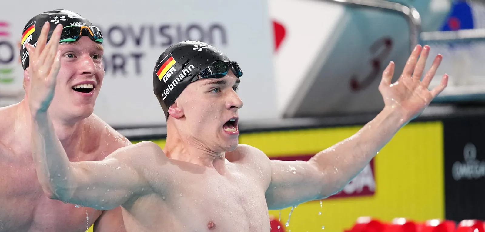 Johannes Liebmann (r.) feiert seinen Sieg. Sven Schwarz wird Zweiter